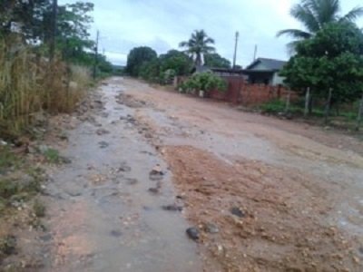 Crateras em rua são motivos de reclamações de moradores