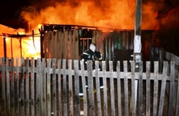 JARU - Suposto incêndio criminoso destrói residência 