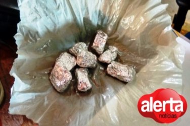 Pai entrega filho após achar droga escondida  em colchão