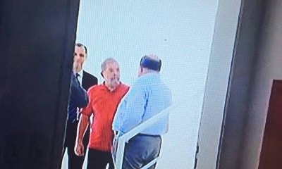 Fotos mostram visita de Lula a tríplex no Guarujá com ex-presidente da OAS