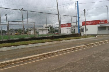 Praça municipal vira ponto de usuários de drogas e alvo de ações de vândalos