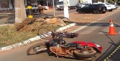 Ciclista é socorrido após provocar acidente na contramão 