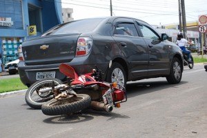 Carro para em faixa e motociclista colide na traseira