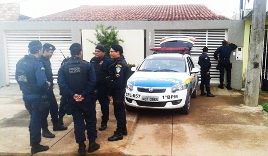 CRIMINALIDADE - Bandidos invadem residência e fazem família refém