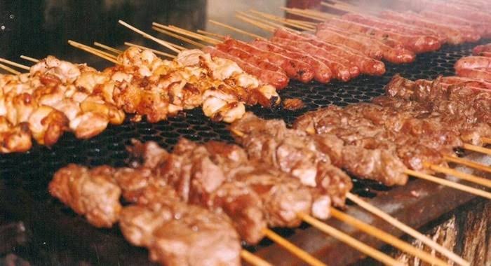 MATOU A FOME: Ladrão brocado se alimenta em churrasquinho e depois anuncia roubo