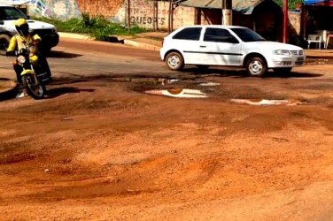 Buraqueira em semáforo causa transtorno a motoristas na zona Norte