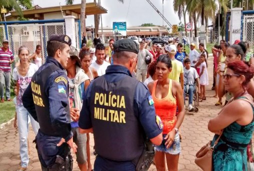 Cobrando rede de energia, moradores fecham acesso ao escritório da Eletrobrás