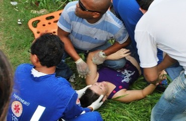 SEM SINALIZAÇÃO - Grave acidente no centro da capital envolve moto e caminhonete; mulher fratura perna - Confira fotos