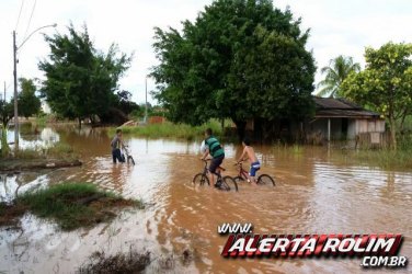 Rio enche após fortes chuvas e causa transtorno a moradores