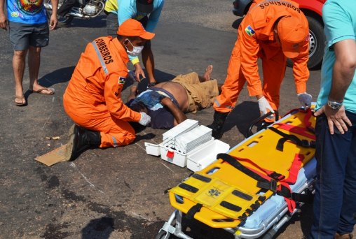 Motociclista fica gravemente ferido em choque com caminhonete