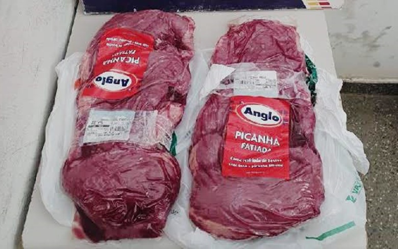 'NÃO SEXTOU': Mulher é flagrada furtando peças de picanha em supermercado