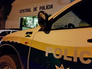 Jovem é preso acusado de ameaçar de morte mãe e padrasto