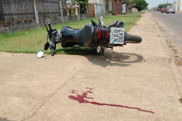 Estudantes em moto batem em caçamba