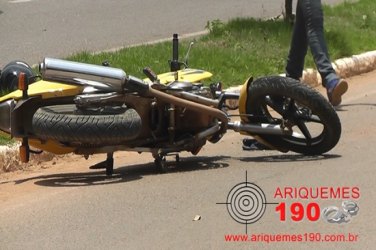 Motociclista colide com traseira de carro