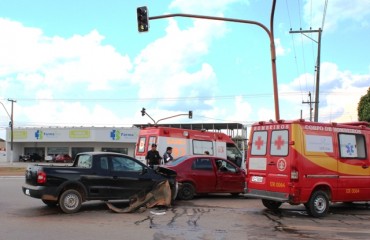 DESATENÇÃO - Motorista avança sinal vermelho e provoca acidente - FOTOS e VÍDEO