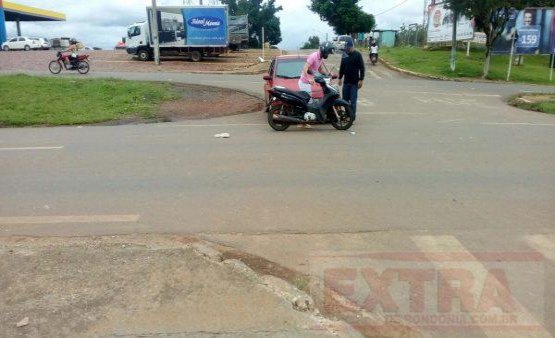 Motociclista sofre escoriações ao se chocar contra carro parado