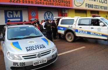 Assalto em loja de autopeças termina com dois baleados e um adolescente apreendido - FOTOS