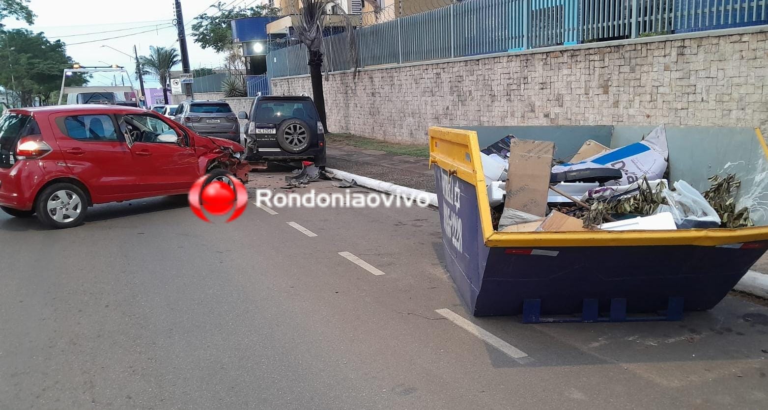 DESGOVERNADO: Motorista foge após bater em carro e caçamba de entulhos na Rio Madeira