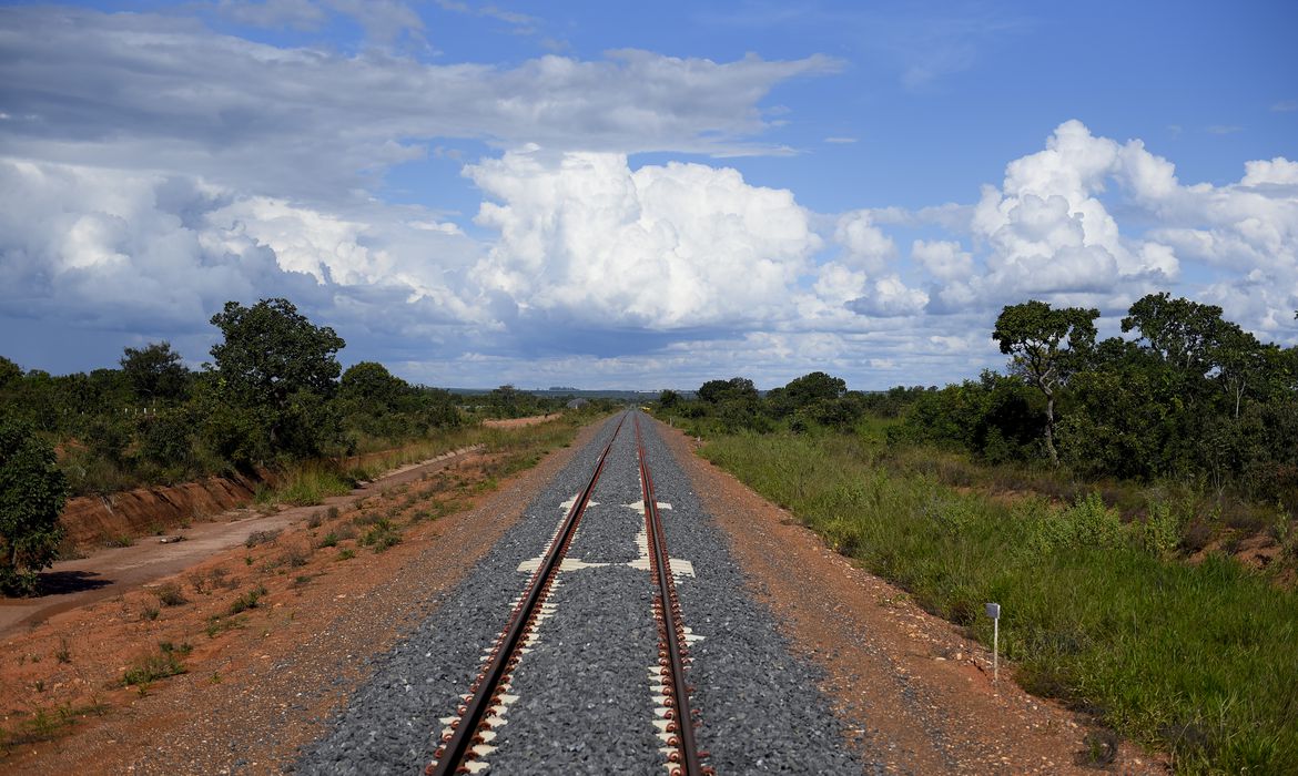 TRILHOS: Obras na Ferrovia Oeste-Leste começam nessa segunda (3), anuncia Lula