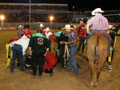 Peão fica ferido após ser pisoteado por touro no rodeio de Barretos