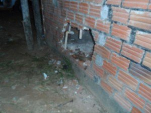 Motorista perde controle e colide contra parede de casa