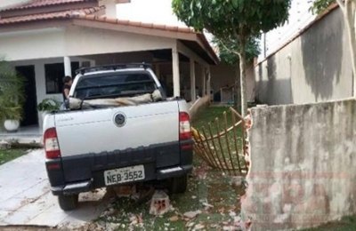 Motorista embriagado perde controle e derruba muro de casa