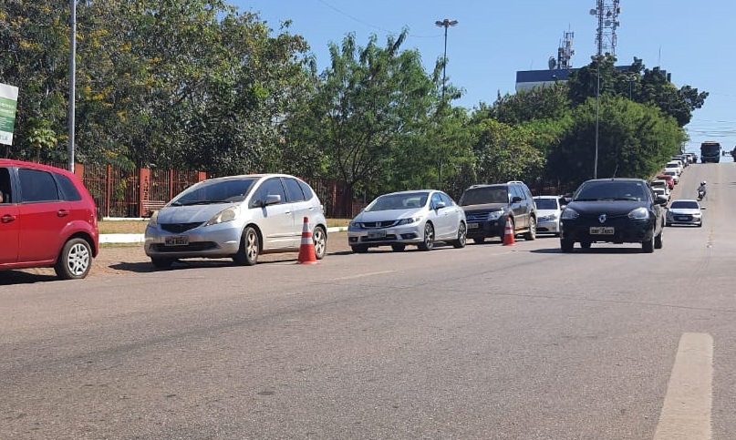 GRANDE PROCURA: Vacinação em drive-thru gera fila quilométrica na avenida Farquar 