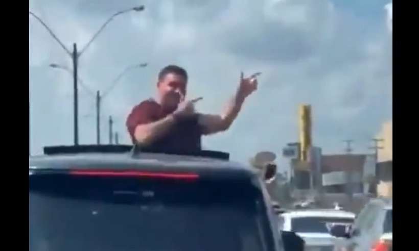 EM PORTO VELHO: Vídeo mostra Flávio Bolsonaro fazendo gesto de arma em protesto