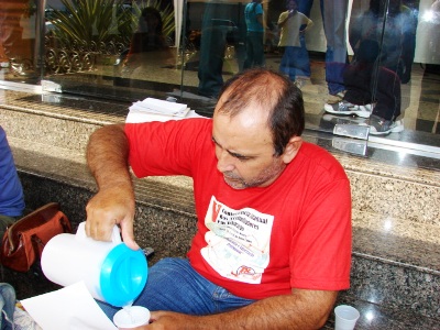 Professor em greve de fome recebe visita de deputado e mantém o protesto