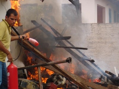 Incêndio destrói delegacia de Costa Marques; há suspeita de granada  - Veja foto