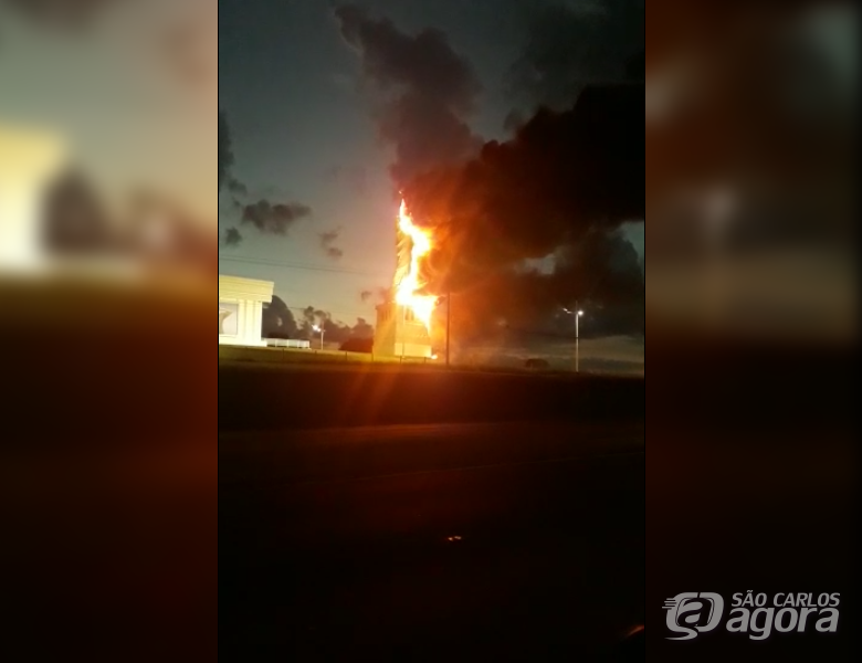 MISTÉRIO: Estátua da Havan é incendiada por desconhecido na madrugada