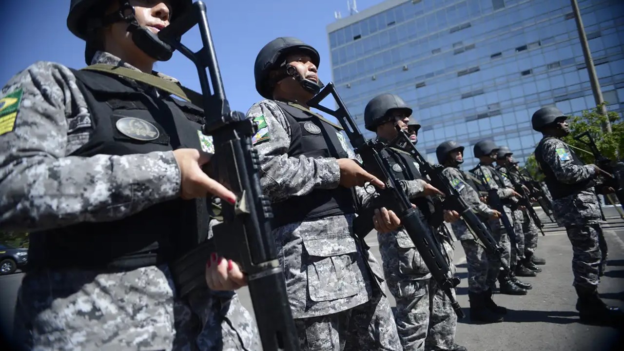 CONFIANÇA SOCIAL: Brasileiros confiam mais em instituições de policias e igrejas do que em políticos 