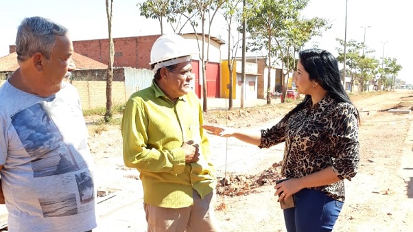 ZONA LESTE: Cristiane Lopes fiscaliza serviço de drenagem no bairro Flamboyant