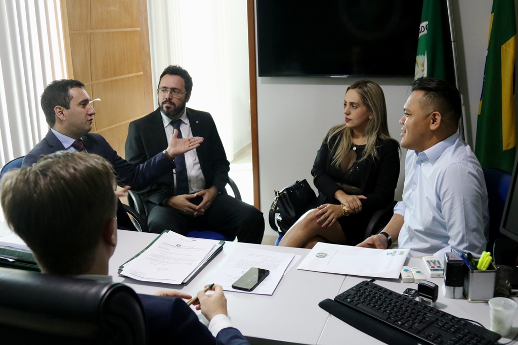 INSTITUIÇÃO: Em visita à Defensoria Pública, Isaque Machado anuncia homenagem