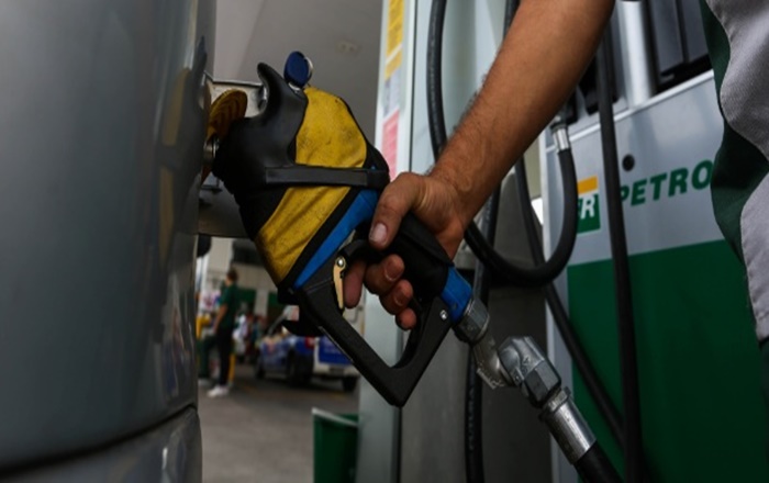 APÓS 50 DIAS: Petrobras aumenta os preços da gasolina e diesel na refinaria