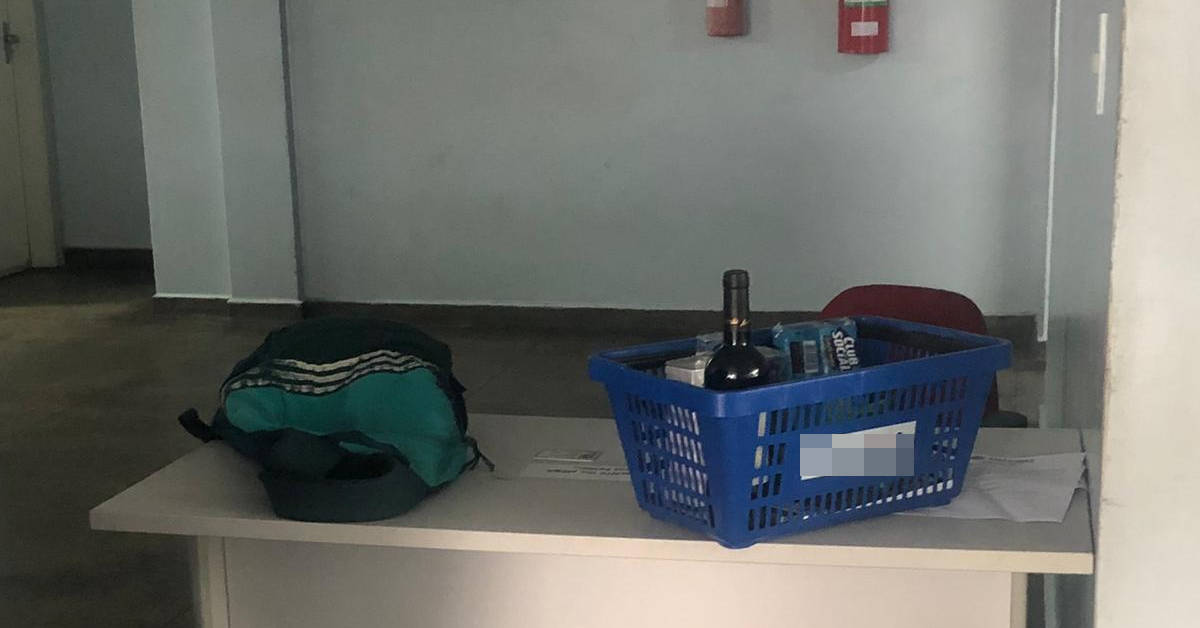 DENTRO DA MOCHILA: Homem furta vinho para beber na quarentena e acaba preso