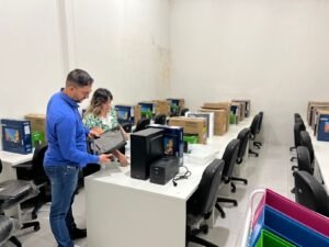 INFORMÁTICA: Dep. Anderson entrega equipamentos para Escola Municipal Voo da Juriti