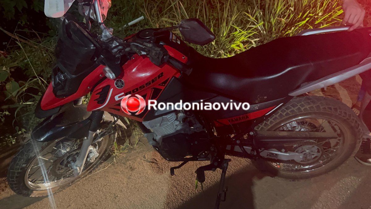 URGENTE: Mulher em moto vai parar dentro de matagal após acidente provocado por buraco