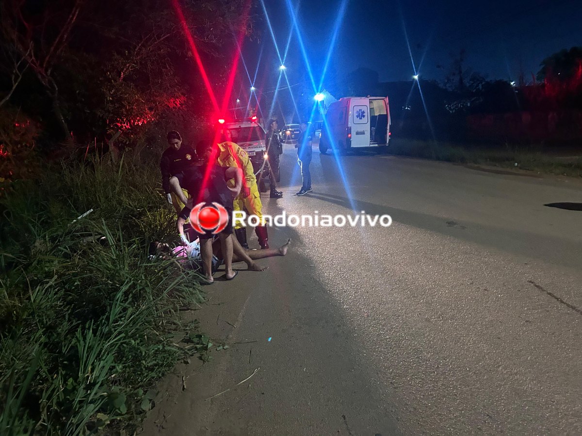 URGENTE: Mulher em moto vai parar dentro de matagal após acidente provocado por buraco