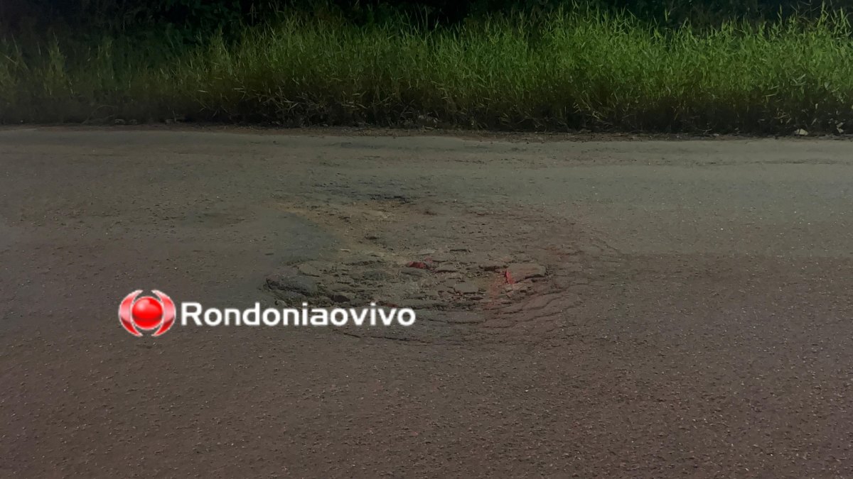 URGENTE: Mulher em moto vai parar dentro de matagal após acidente provocado por buraco