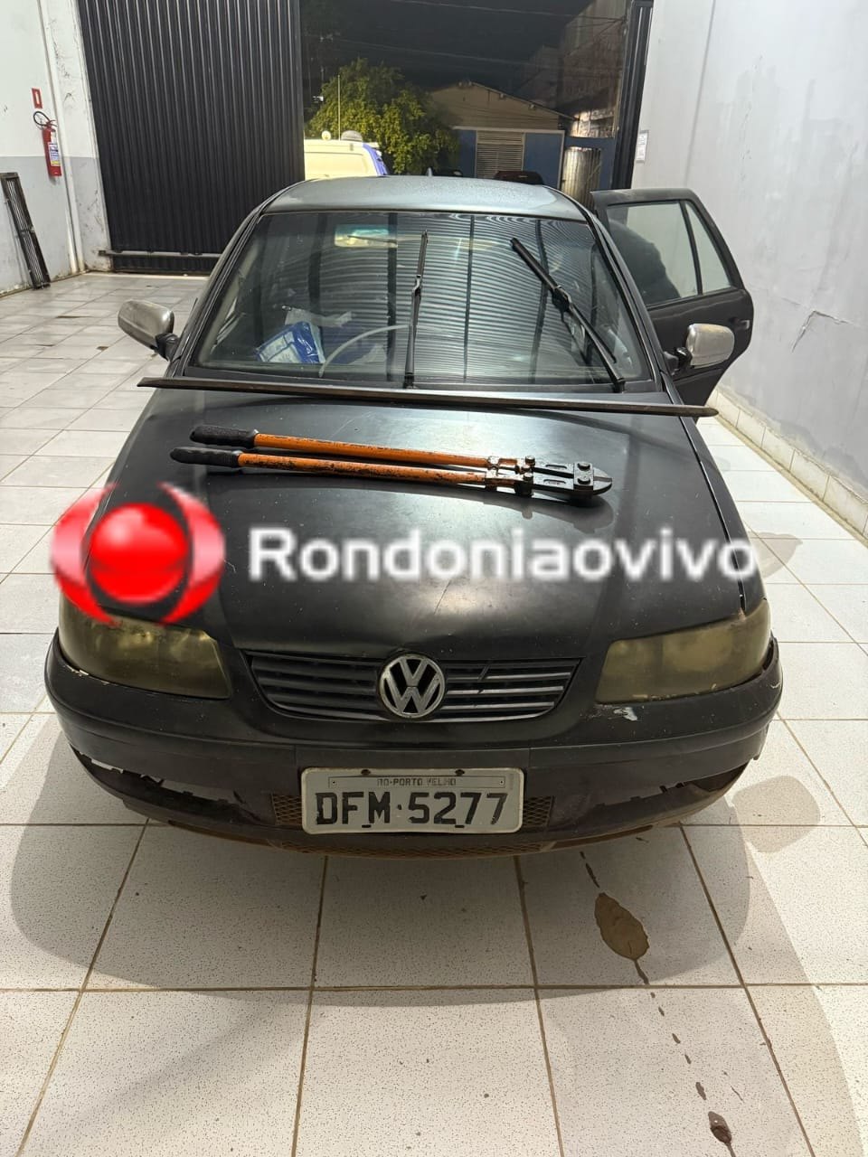 INTERCEPTADO: Acusado de arrastão em farmácia é preso enquanto fugia em carro Gol