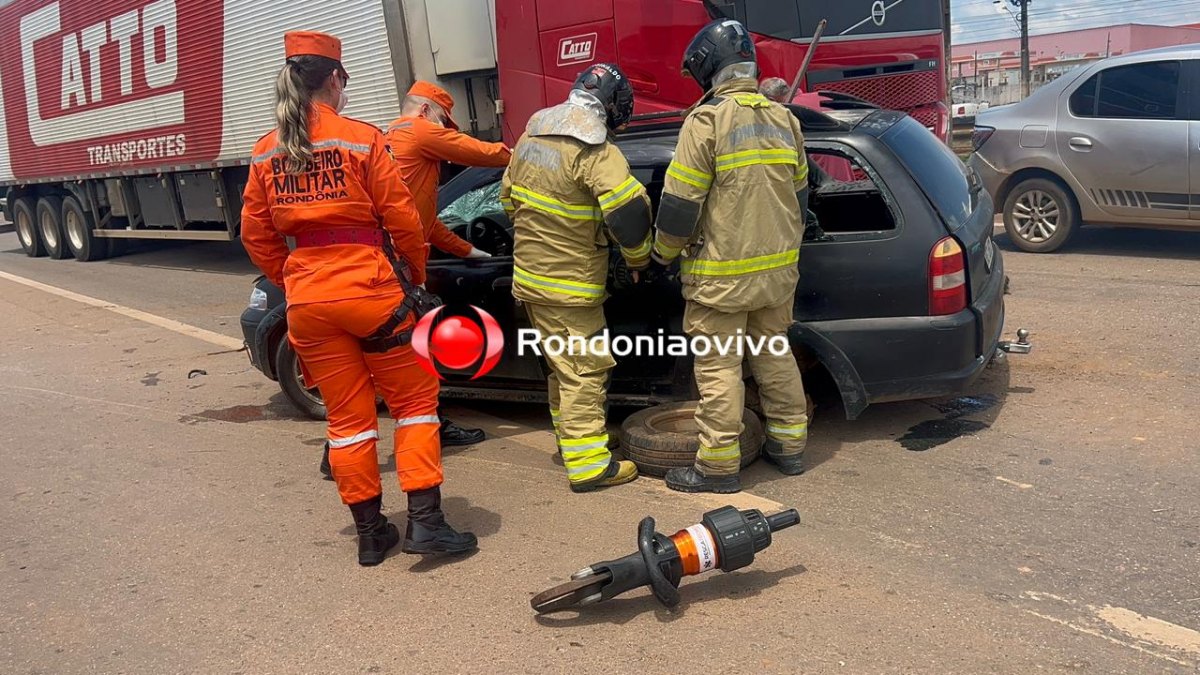 VÍDEO: Motorista fica preso nas ferragens em grave capotamento na BR-364 