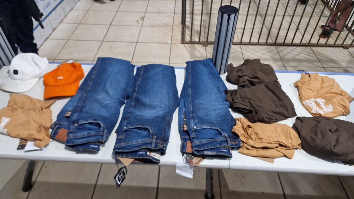 NA CARLOS GOMES: Ladrão é preso após arrombar loja e furtar R$ 3 mil em roupas - VÍDEO 