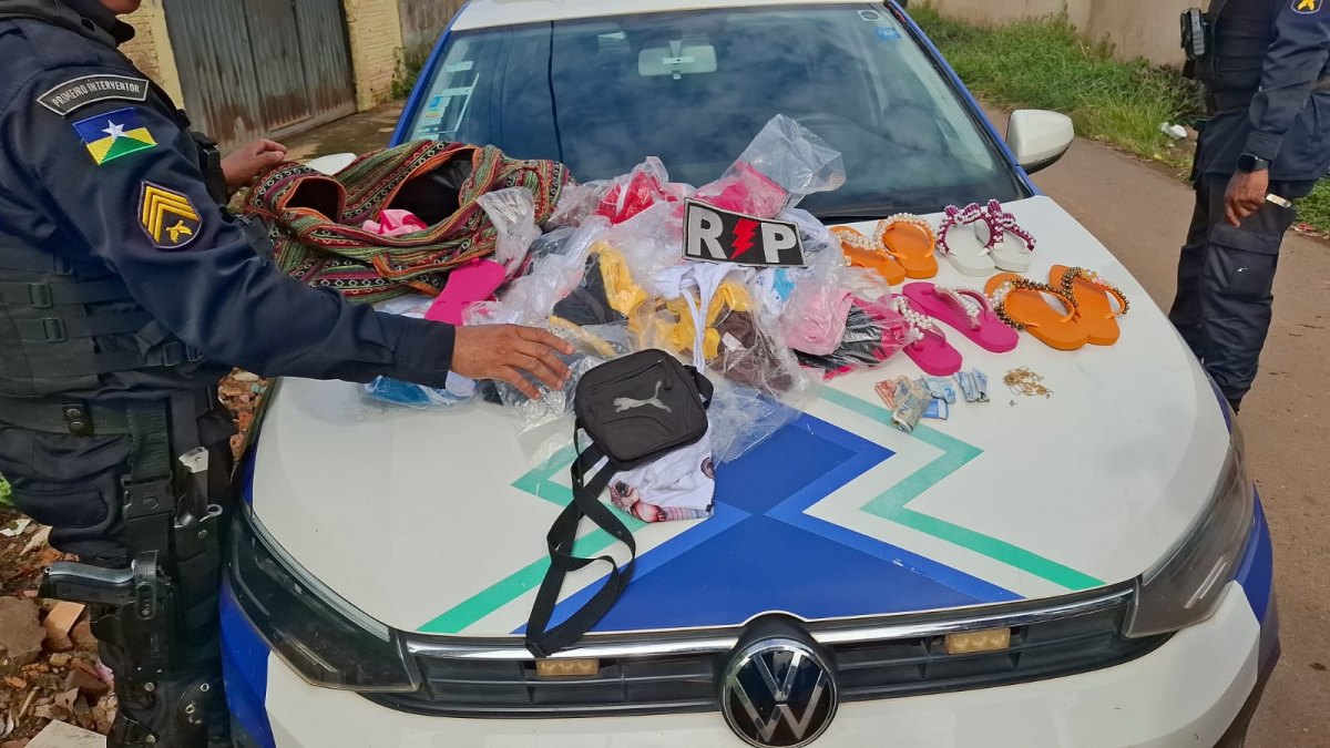 NO CENTRO: Homem foge e deixa para trás várias mercadorias furtadas em loja 