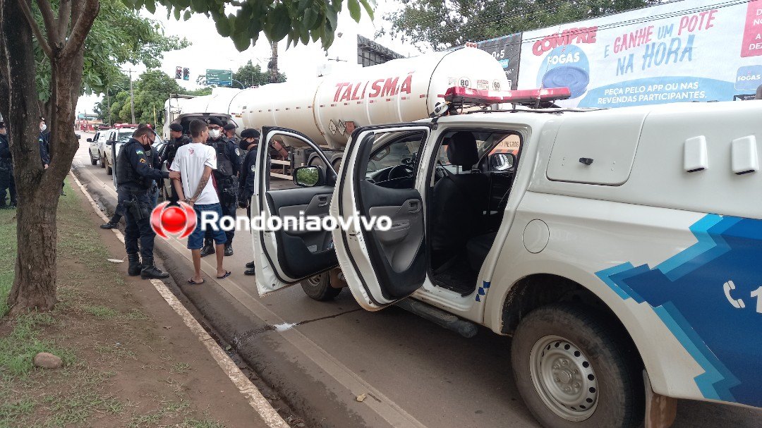 DENTRO DE CARRO: Após denúncia, PM faz buscas e intercepta trio indo vender droga na zona Norte