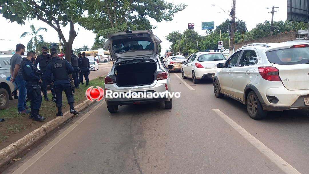 DENTRO DE CARRO: Após denúncia, PM faz buscas e intercepta trio indo vender droga na zona Norte