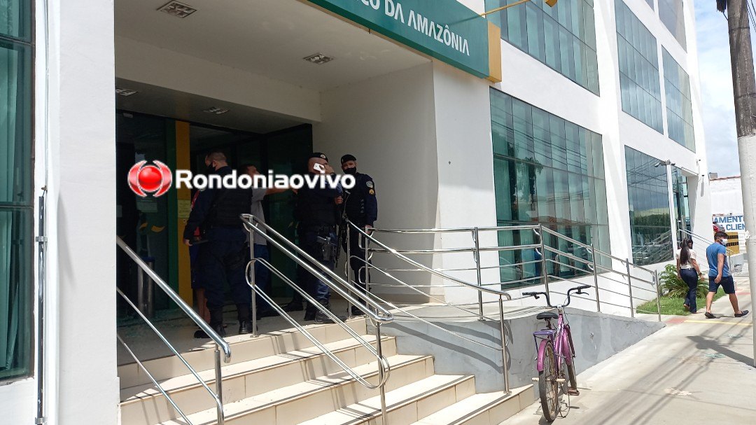 ROUBO: Caminhonete Toro é crivada de balas durante tiroteio na frente de banco