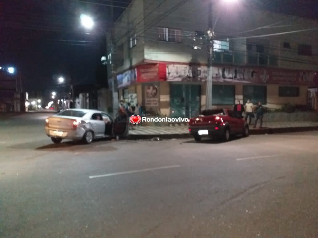 IMPRUDÊNCIA: Mulher é socorrida após colisão entre automóveis na região Central