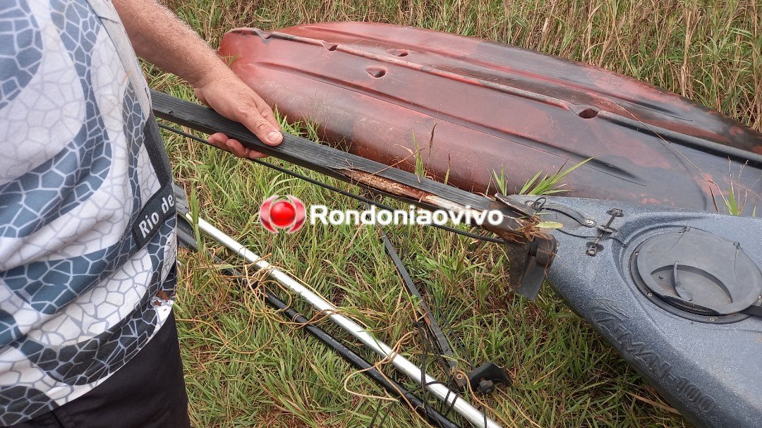 NA BR-319: Motociclista quebra braço após ser atingido por caiaques que caíram de carro