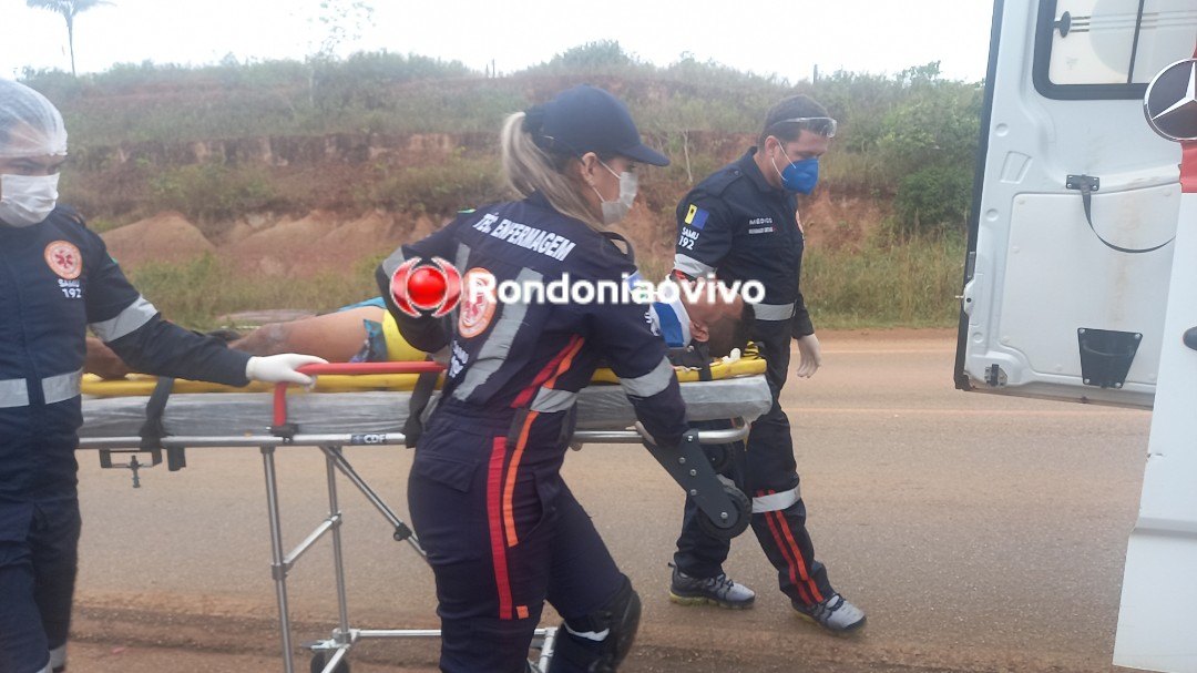 NA BR-319: Motociclista quebra braço após ser atingido por caiaques que caíram de carro